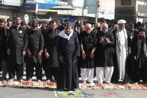 کراچی: مرکزی جلوس عاشورہ میں علامہ حسن ظفرنقوی کی زیراقتداء نماز ظہرین