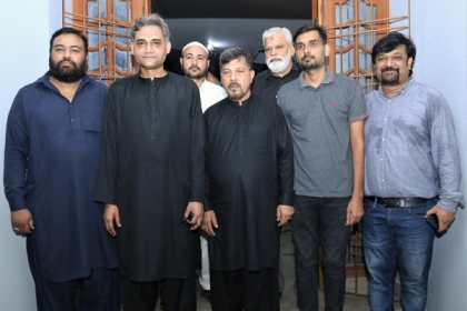 صدرایم ڈبلیوایم صوبہ سندھ علامہ باقرعباس زیدی کی وفدکے ہمراہ ڈان نیوز چینل کے ڈائریکٹر جناب زاہد مظہر کے گھر نیاز حلیم امام حسین علیہ السلام میں شرکت