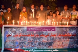 ملتان، مجلس وحدت مسلمین کے زیراہتمام پاراچنار کے شہداء سے اظہار یکجہتی کے لیے شمعیں روشن